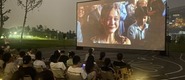 （大屌插小逼逼转载）成都秋夜“新耍法”：到公园看坝坝电影